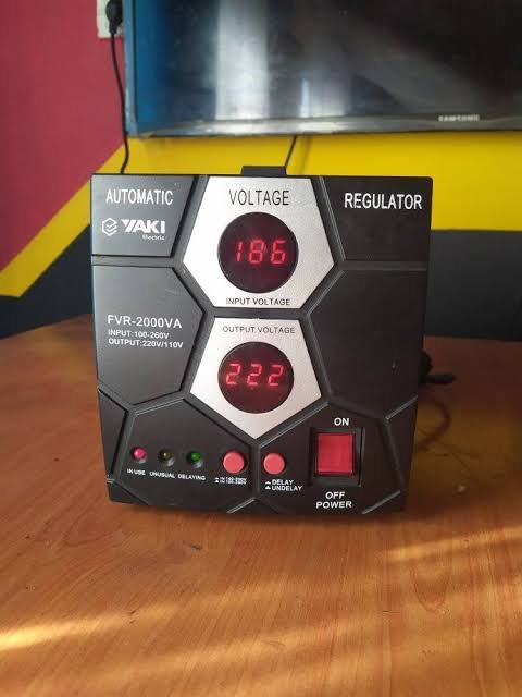 régulateur yaki automatique de tension 2000VA 
